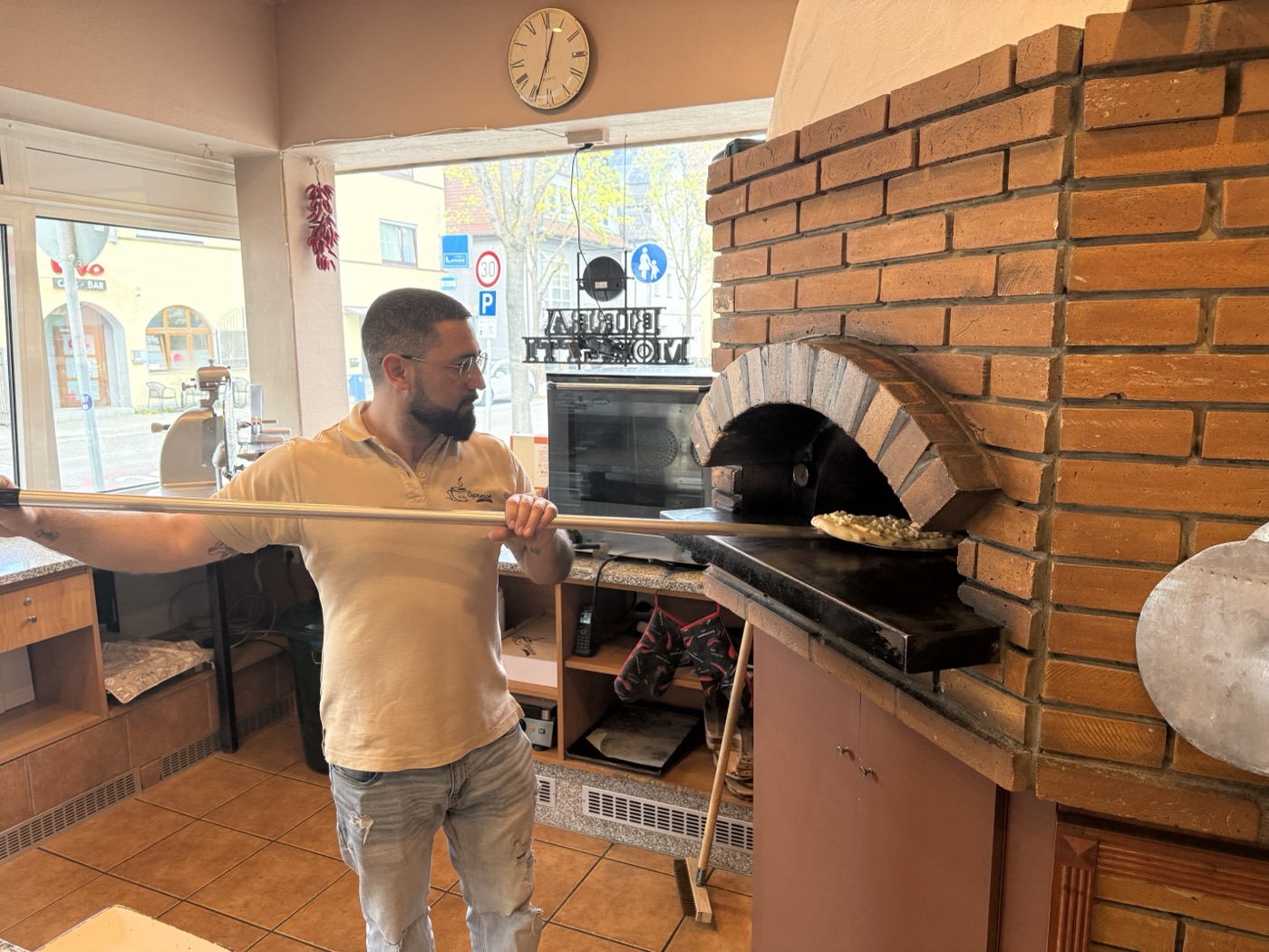 Pino schießt eine Pinsa in den Steinofen