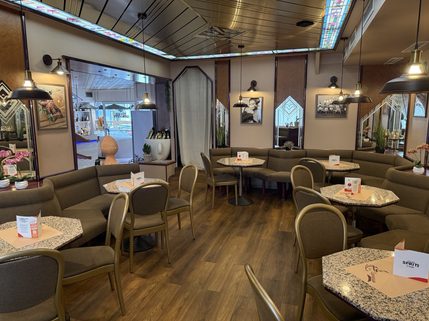 Elegantes Interior mit Kirchenfenster-Decke